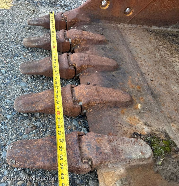 image for item EC4055 Caterpillar 320E B Linkage excavator bucket