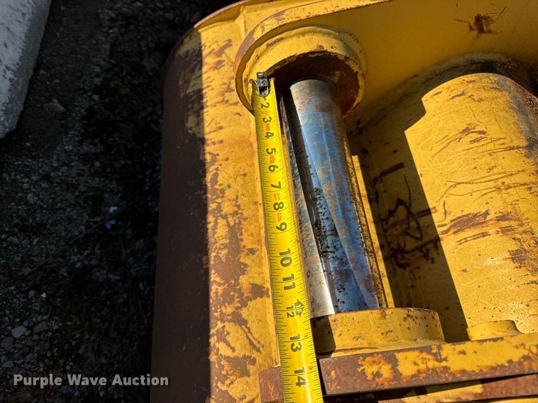 image for item EC4055 Caterpillar 320E B Linkage excavator bucket