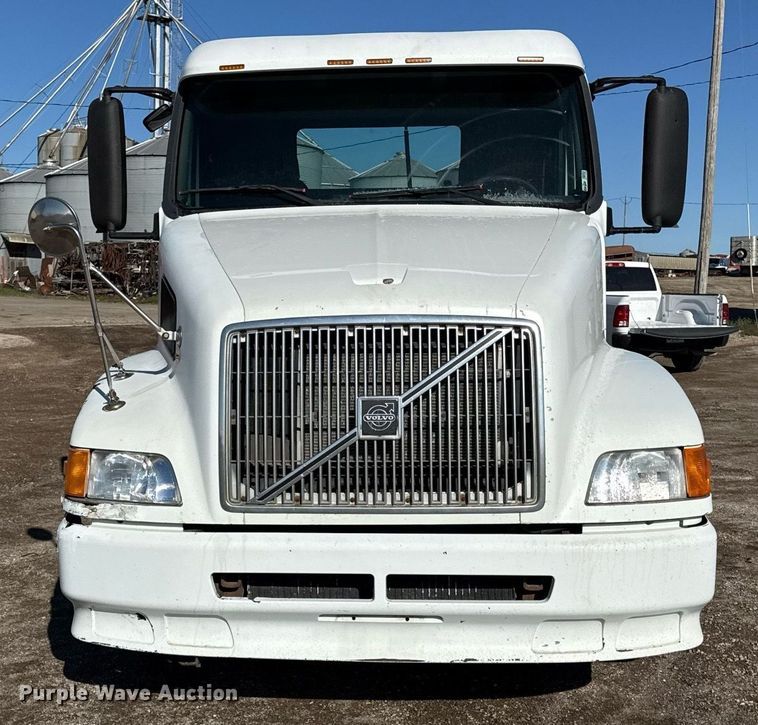 image for item ED4101 1998 Volvo VN semi truck