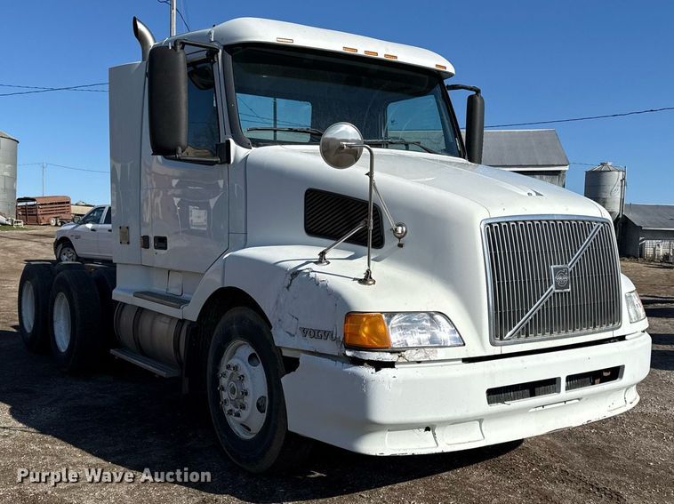 image for item ED4101 1998 Volvo VN semi truck