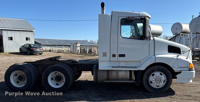 image for item ED4101 1998 Volvo VN semi truck