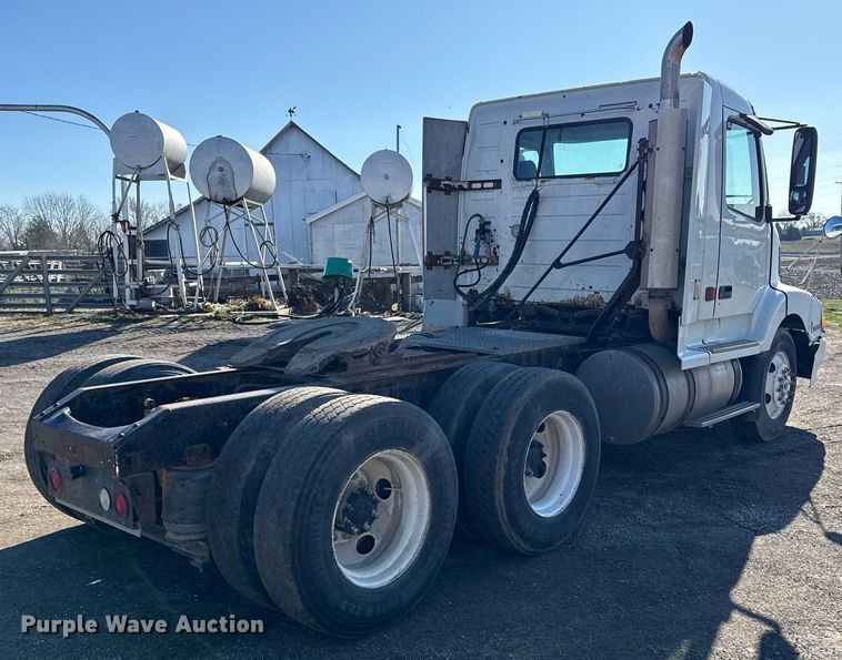 image for item ED4101 1998 Volvo VN semi truck