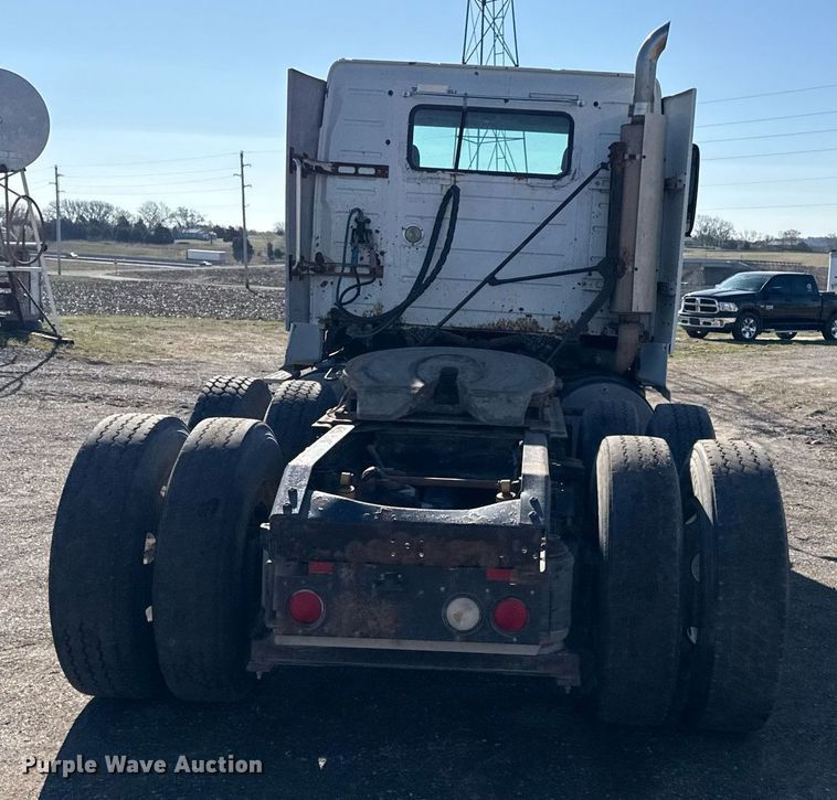 image for item ED4101 1998 Volvo VN semi truck