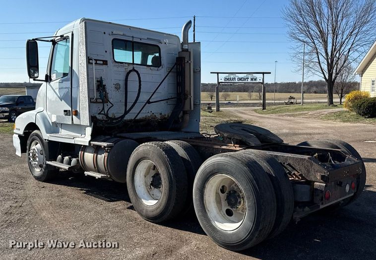 image for item ED4101 1998 Volvo VN semi truck