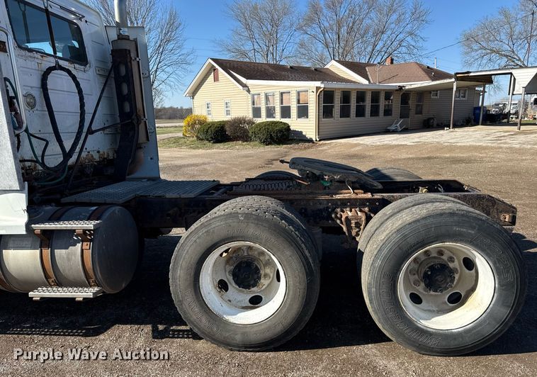 image for item ED4101 1998 Volvo VN semi truck