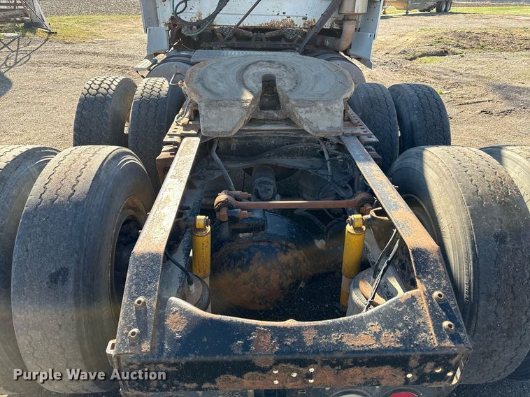 image for item ED4101 1998 Volvo VN semi truck