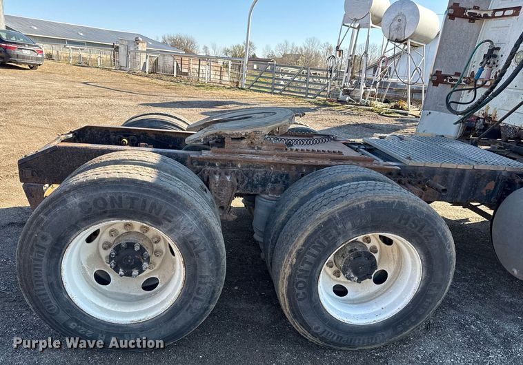 image for item ED4101 1998 Volvo VN semi truck