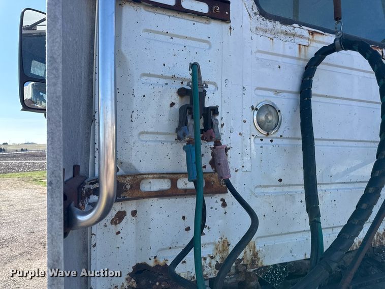 image for item ED4101 1998 Volvo VN semi truck