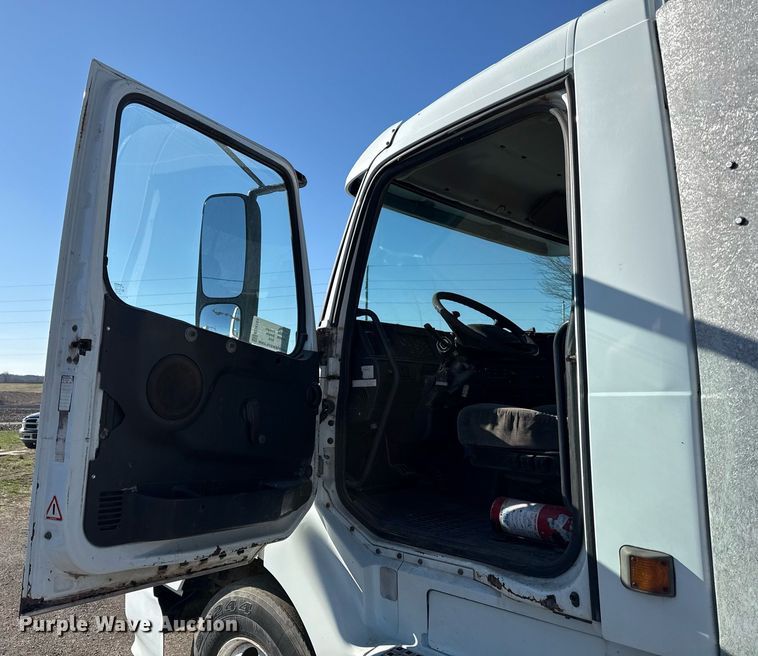 image for item ED4101 1998 Volvo VN semi truck