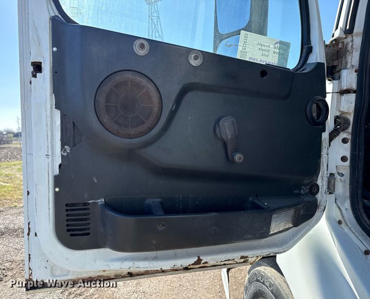 image for item ED4101 1998 Volvo VN semi truck