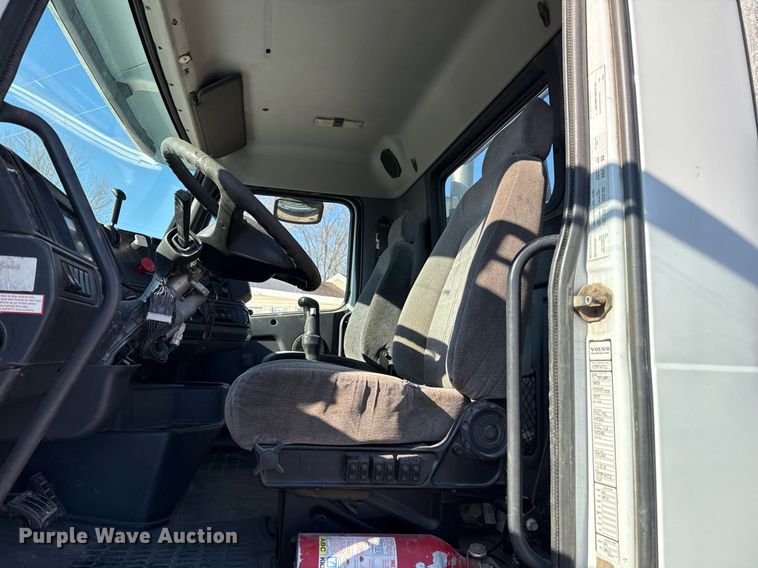 image for item ED4101 1998 Volvo VN semi truck