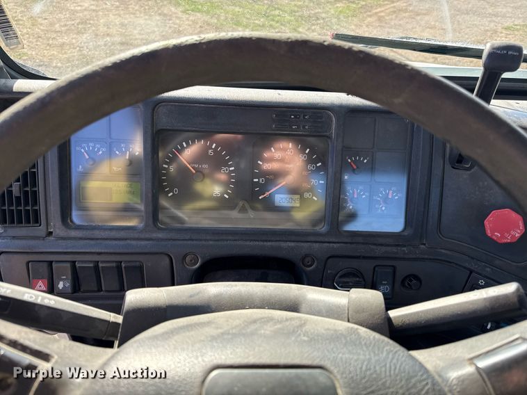 image for item ED4101 1998 Volvo VN semi truck