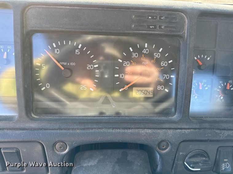 image for item ED4101 1998 Volvo VN semi truck