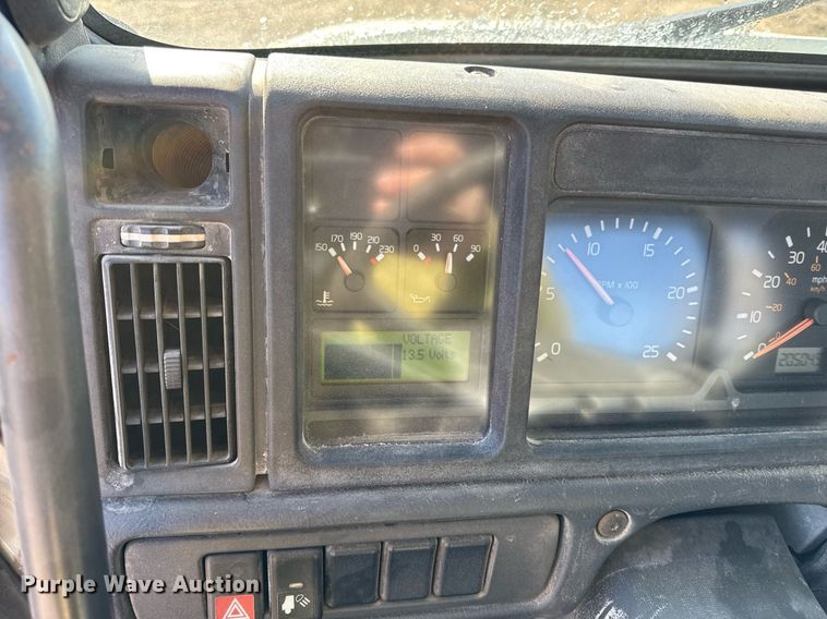 image for item ED4101 1998 Volvo VN semi truck