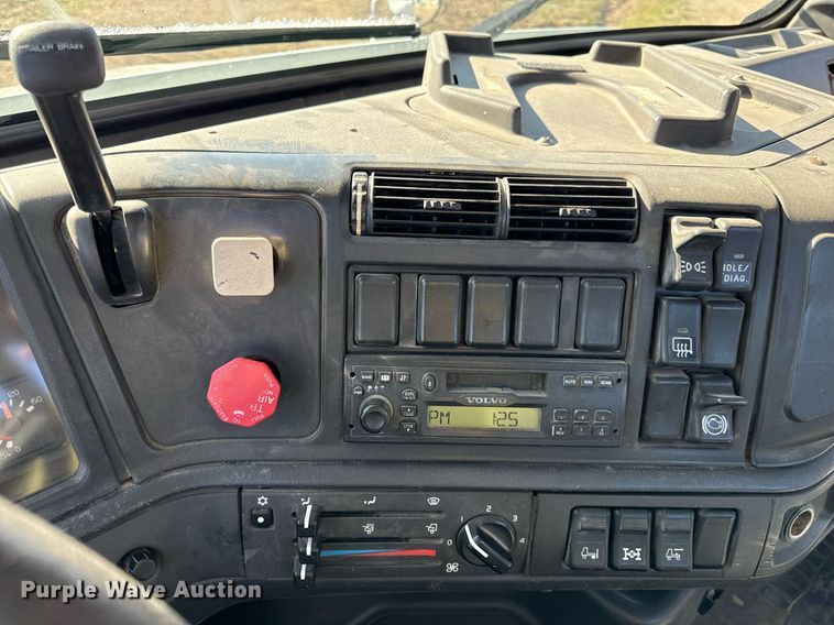 image for item ED4101 1998 Volvo VN semi truck