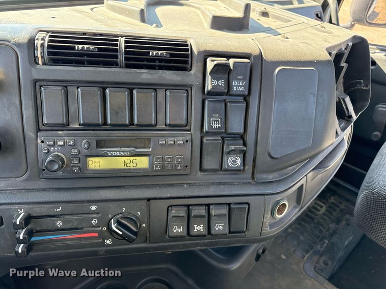 image for item ED4101 1998 Volvo VN semi truck