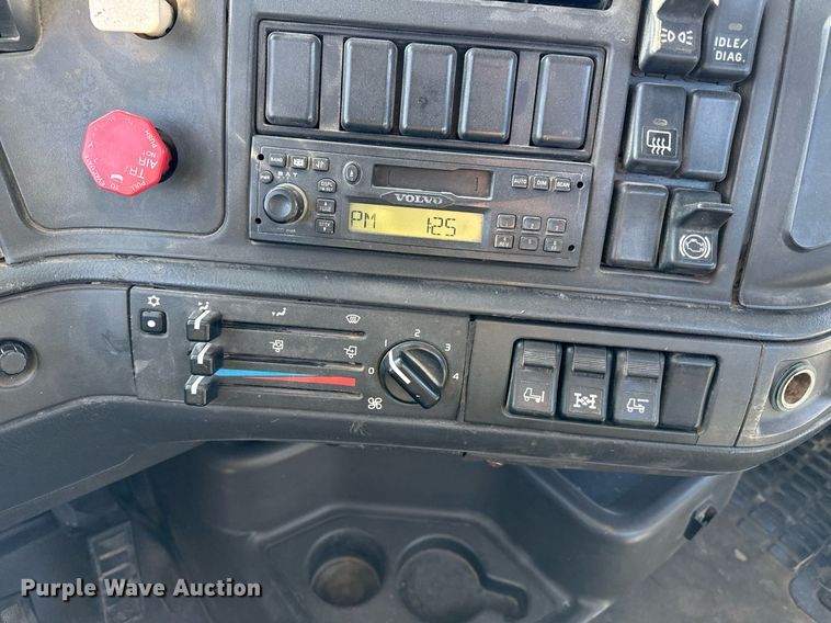 image for item ED4101 1998 Volvo VN semi truck