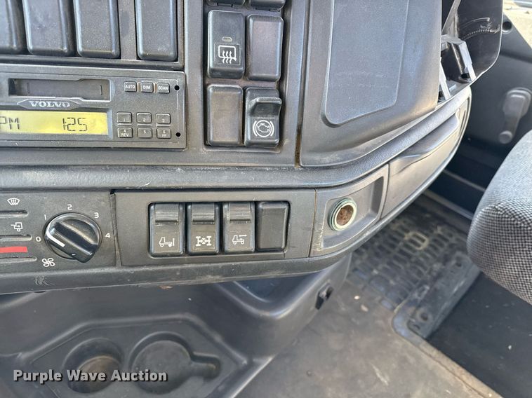 image for item ED4101 1998 Volvo VN semi truck