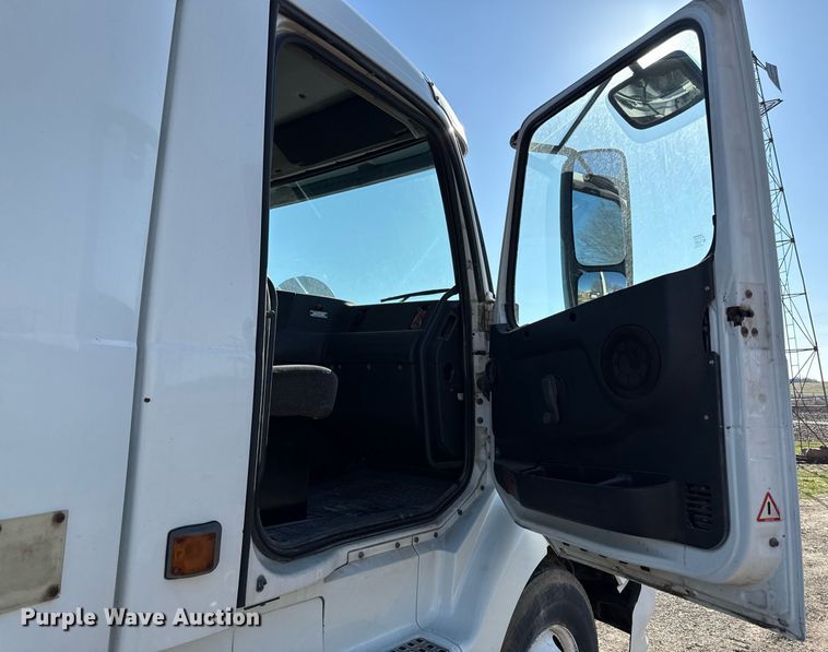 image for item ED4101 1998 Volvo VN semi truck