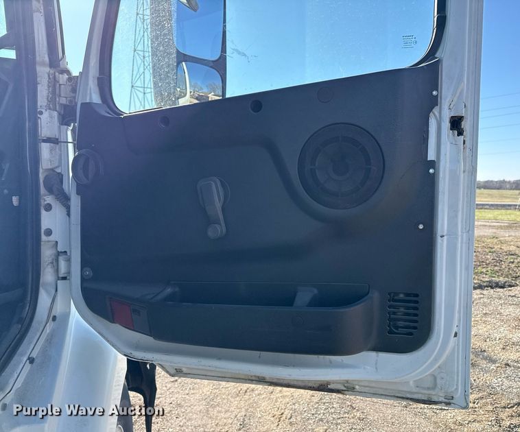 image for item ED4101 1998 Volvo VN semi truck