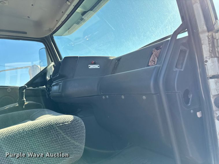 image for item ED4101 1998 Volvo VN semi truck