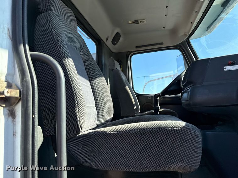 image for item ED4101 1998 Volvo VN semi truck