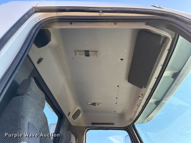 image for item ED4101 1998 Volvo VN semi truck