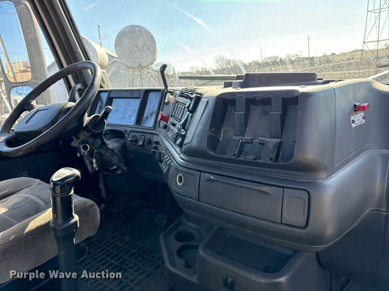 image for item ED4101 1998 Volvo VN semi truck