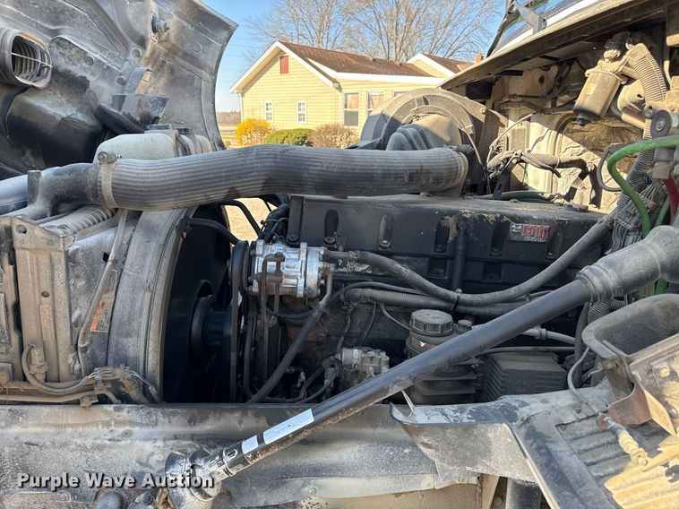 image for item ED4101 1998 Volvo VN semi truck