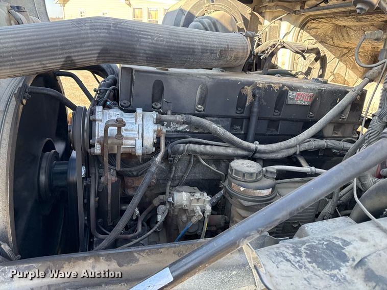 image for item ED4101 1998 Volvo VN semi truck