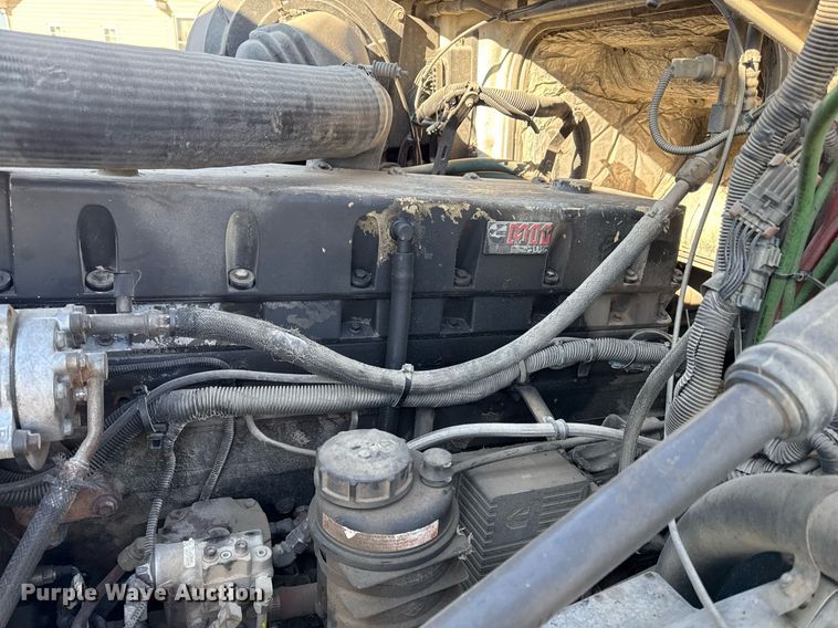 image for item ED4101 1998 Volvo VN semi truck