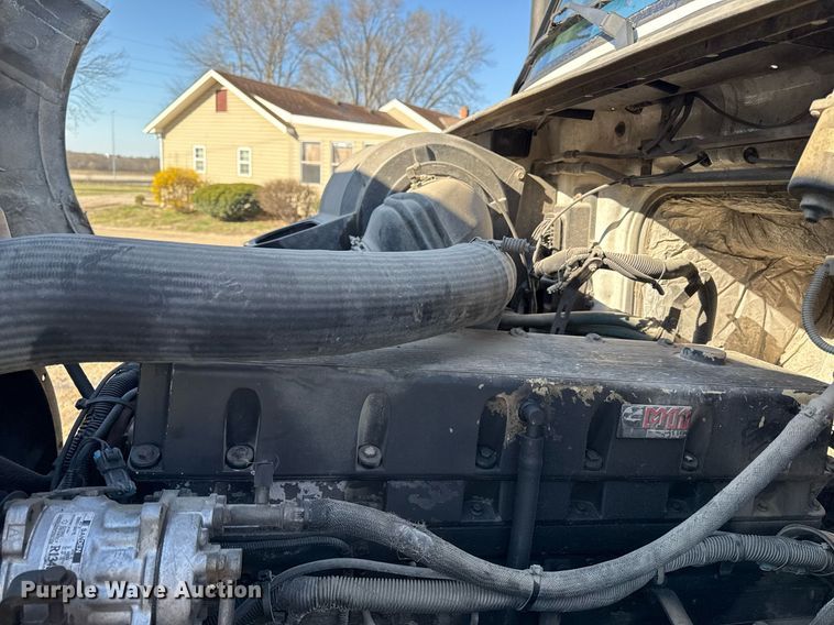 image for item ED4101 1998 Volvo VN semi truck