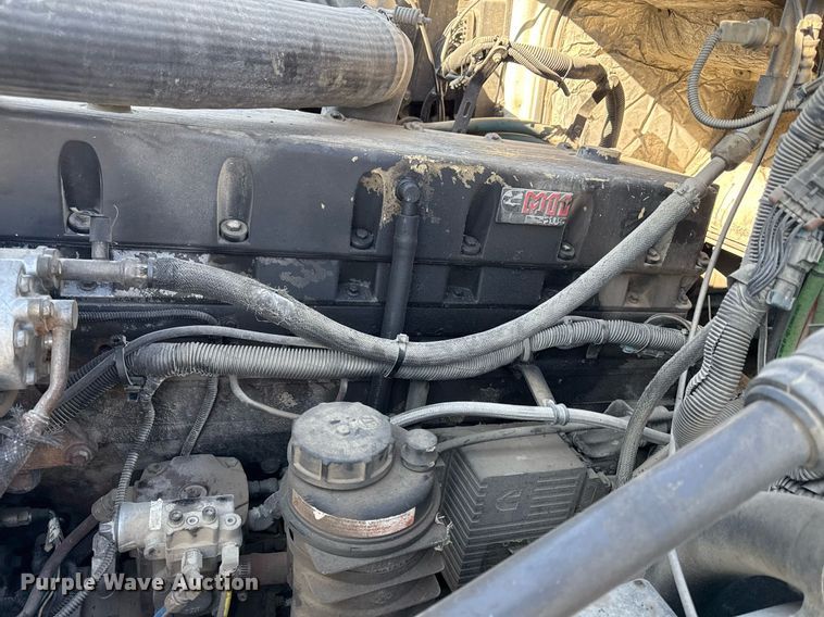 image for item ED4101 1998 Volvo VN semi truck