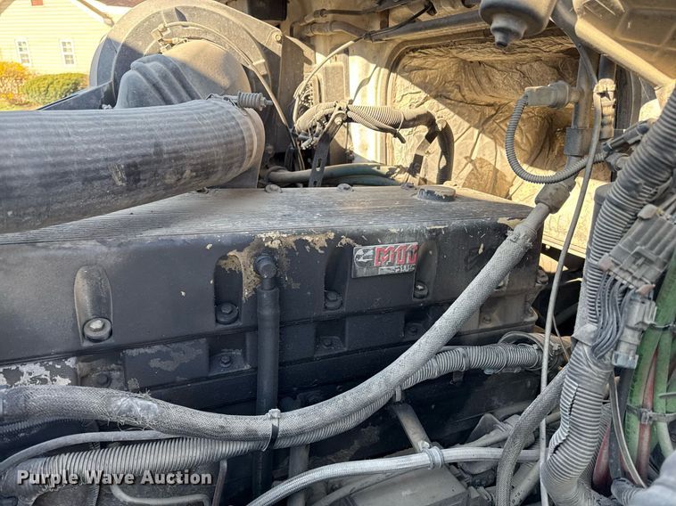 image for item ED4101 1998 Volvo VN semi truck