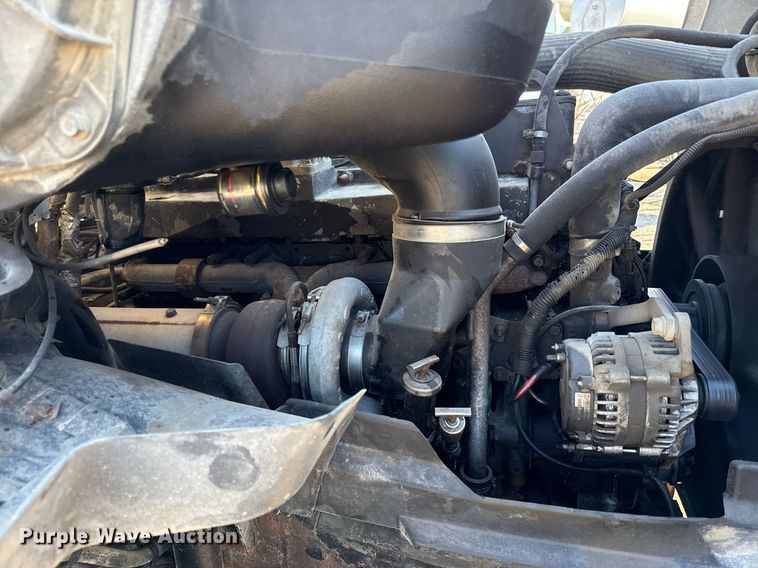 image for item ED4101 1998 Volvo VN semi truck