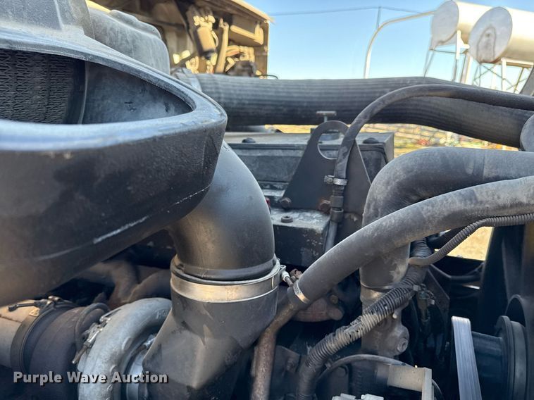 image for item ED4101 1998 Volvo VN semi truck