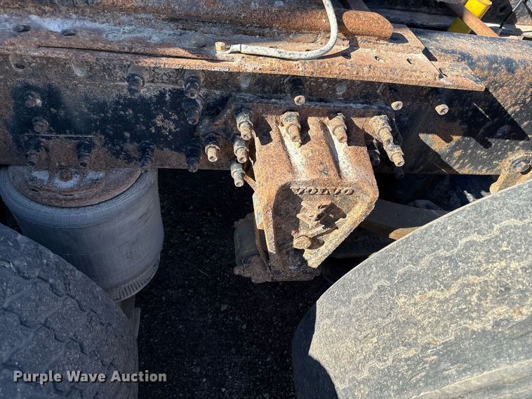 image for item ED4101 1998 Volvo VN semi truck