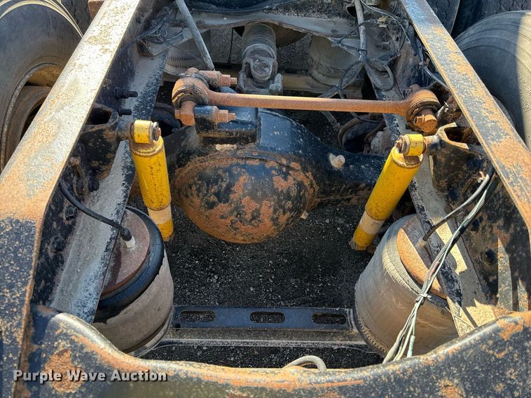 image for item ED4101 1998 Volvo VN semi truck