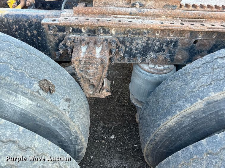 image for item ED4101 1998 Volvo VN semi truck