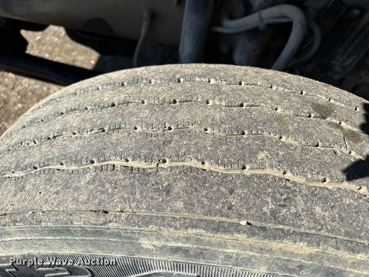 image for item ED4101 1998 Volvo VN semi truck