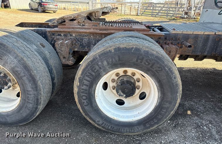 image for item ED4101 1998 Volvo VN semi truck