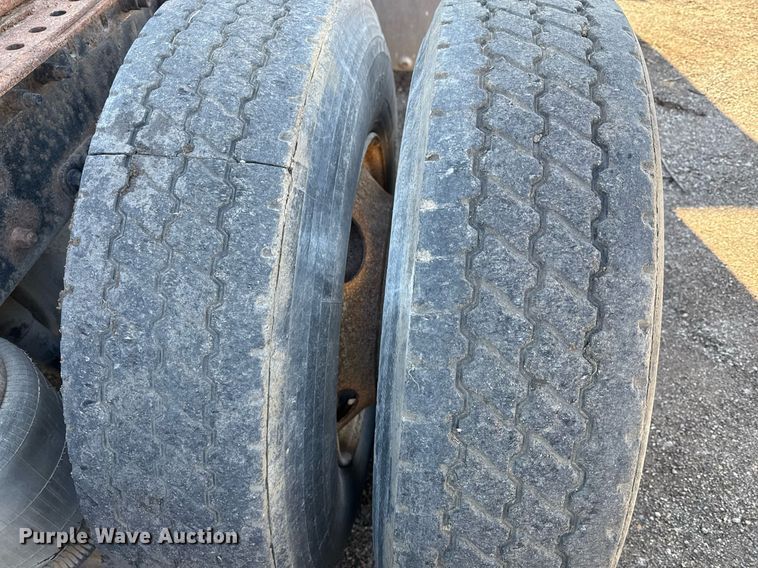 image for item ED4101 1998 Volvo VN semi truck