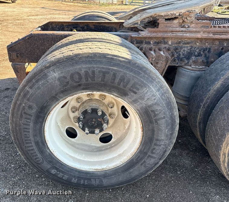 image for item ED4101 1998 Volvo VN semi truck