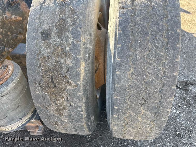 image for item ED4101 1998 Volvo VN semi truck