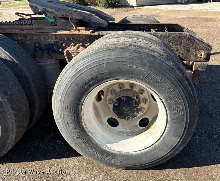 image for item ED4101 1998 Volvo VN semi truck