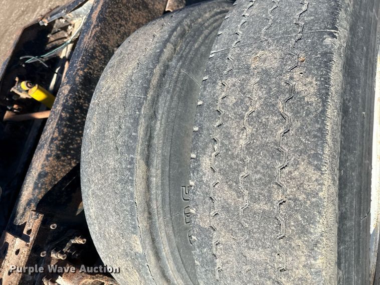 image for item ED4101 1998 Volvo VN semi truck