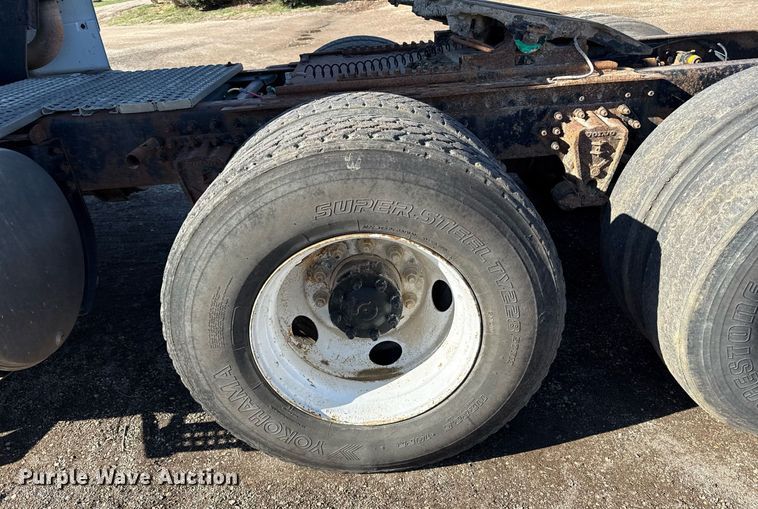 image for item ED4101 1998 Volvo VN semi truck