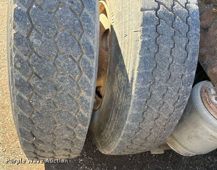 image for item ED4101 1998 Volvo VN semi truck