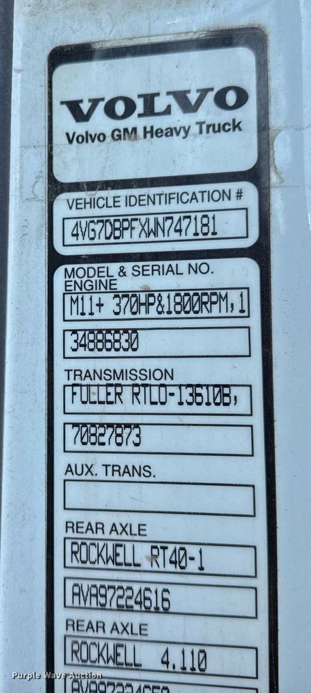 image for item ED4101 1998 Volvo VN semi truck