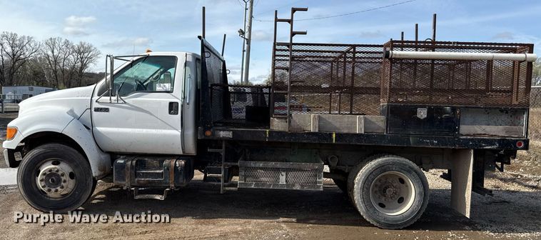 image for item ED4178 2000 Ford F750 Super Duty XL flatbed truck